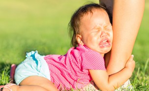 תינוק בוכה סליחה (צילום: By Dafna A.meron, shutterstock)