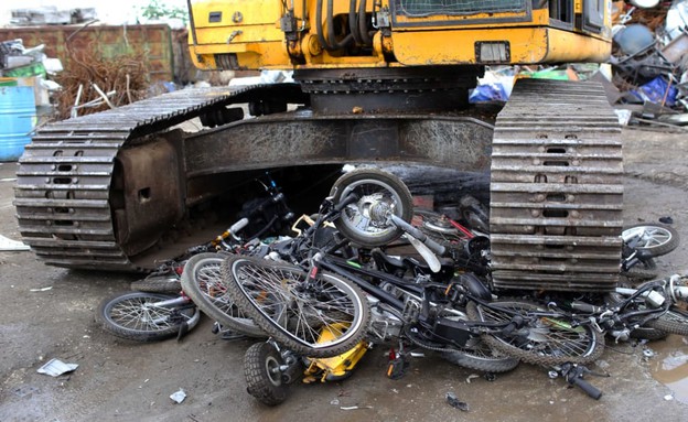 השמדת אופניים חשמליים על ידי משרד התחבורה (צילום: אייל פישר, TheMarker)