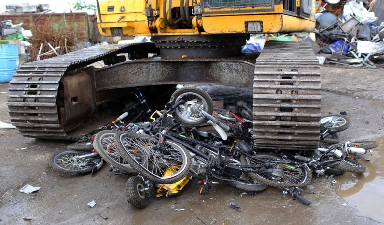 השמדת אופניים חשמליים על ידי משרד התחבורה (צילום: אייל פישר, TheMarker)