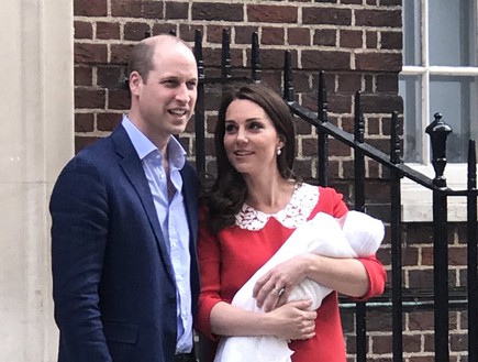 קייט מידלטון והנסיך וויליאם לאחר לידת בנם (צילום: טוויטר, צילום מסך)