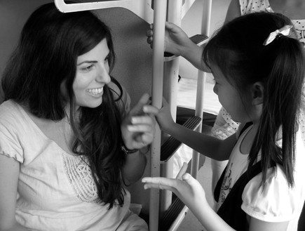 שמרית עם ילדה מקומית ברכבת (צילום: נטלי משה)