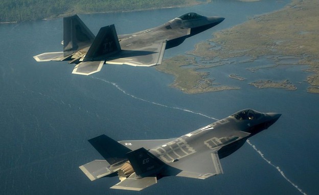 F-22 ו-F-35 (צילום: US Air Force)