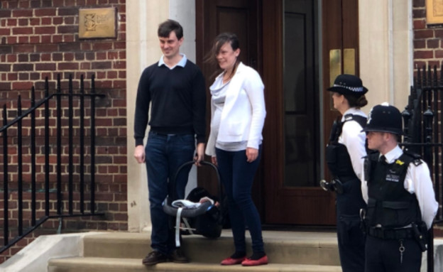 זוג עוזב את בית החולים סט. מארי בלונדון בזמן לידת התינוק המלכותי (צילום: James Longman, טוויטר)