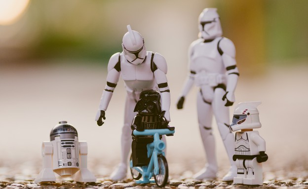 צעצועים מסדרת מלחמת הכוכבים מסודרים כמו משפחה (אילוסטרציה: Daniel Cheung, unsplash)