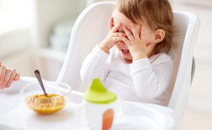 תינוקת מסרבת לאכול מחת (אילוסטרציה: By Dafna A.meron, shutterstock)