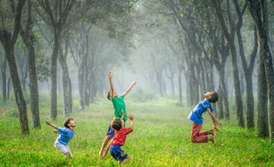 ילדים משחקים בפארק (צילום: robert collins on unsplash)