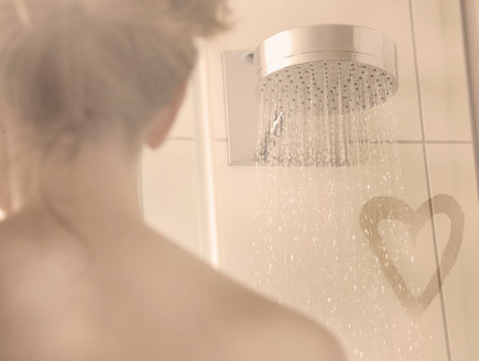 אישה מקלחת אדים (צילום: By Dafna A.meron, shutterstock)