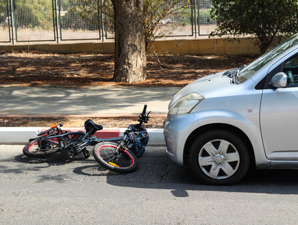 תאונת דרכים בין אופניים חשמליים לרכב (אילוסטרציה: By Dafna A.meron, shutterstock)