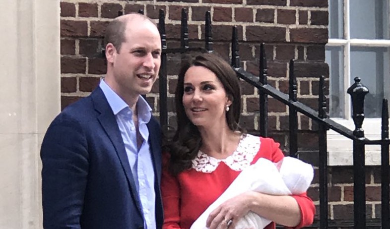 קייט מידלטון והנסיך וויליאם לאחר לידת בנם (צילום: טוויטר, צילום מסך)