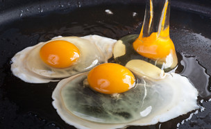 ביצים במחבת (צילום: By Dafna A.meron, shutterstock)