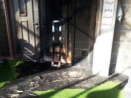 הצתת כניסה למסגד, ארכיון (צילום: אלון שני)