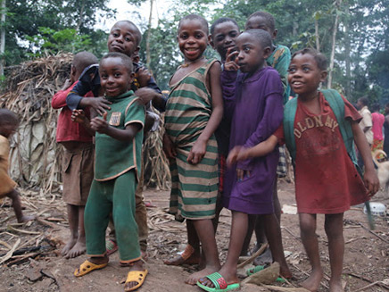 ילדי השבט שחיים ביער (צילום: משרד החוץ)