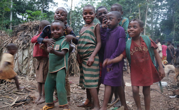 ילדי השבט שחיים ביער (צילום: משרד החוץ)