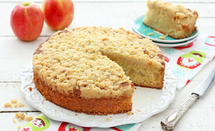 עוגת תפוחים בציפוי פירורים (צילום: ענבל לביא, אוכל טוב)