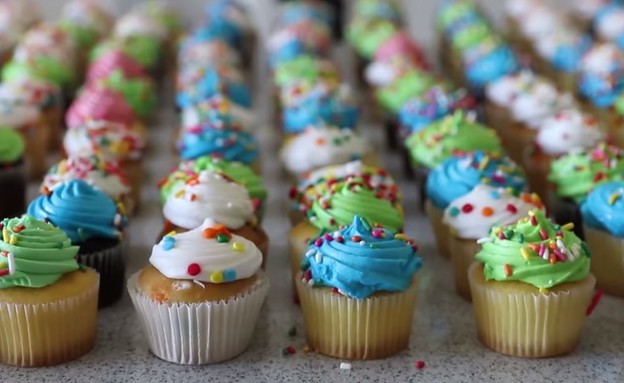 עוגות cupcakes (צילום: Matt Stonie)
