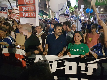 "הדמוקרטיה שלנו תחת מתקפה מבית"