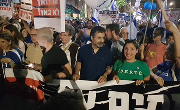 "הדמוקרטיה שלנו תחת מתקפה מבית"