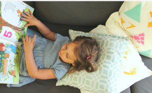 ילדה קוראת (צילום: נגה ארליכמן גן צבי)