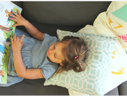 ילדה קוראת (צילום: נגה ארליכמן גן צבי)