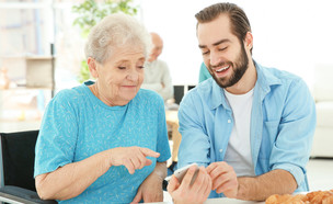 התנדבות ישראלית (צילום: shutterstock By Africa Studio)