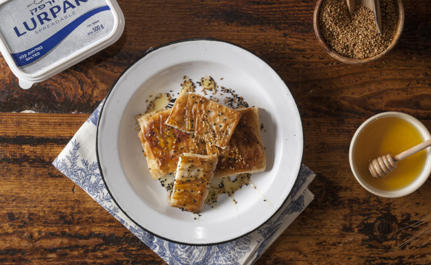 מעטפות פילו עם גבינה ודבש - עם ממרח חמאה