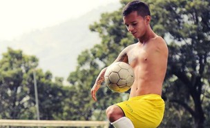 כדורגלן בלי יד (צילום: instagram/santiago.arroyave)