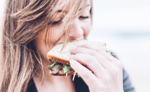 אישה אוכלת כריך (צילום: gardie design social media marketing-unsplash)