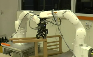 הרובוט שיבנה רהיטים מאיקאה (צילום: מתוך "נקסט", קשת12)
