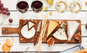 ארוחת גבינות ויין (צילום: shutterstock)