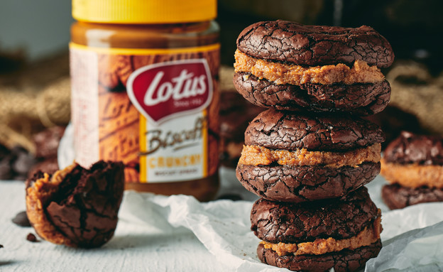 עוגיות סנדוויץ' בראוניז במילוי קרם לוטוס