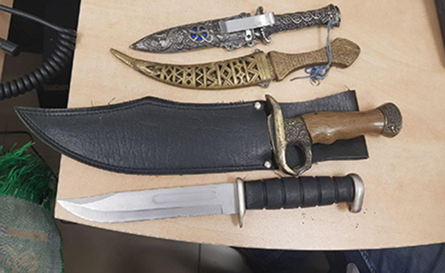 הסכינים שנתפסו ע"י כוח מג"ב (צילום: דוברות המשטרה)