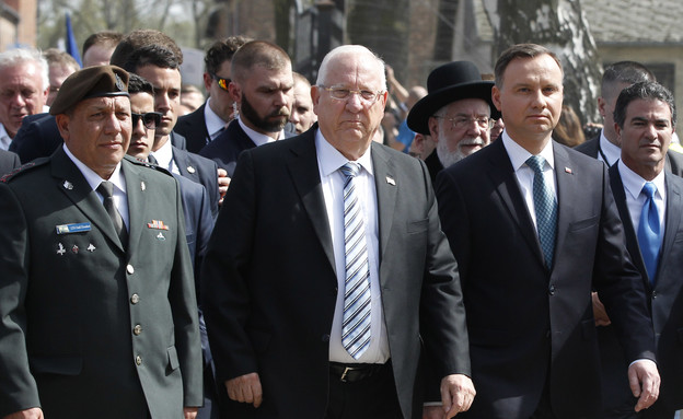 ראובן ריבלין ואנדז'יי דודה  (צילום: Czarek Sokolowski, ap)