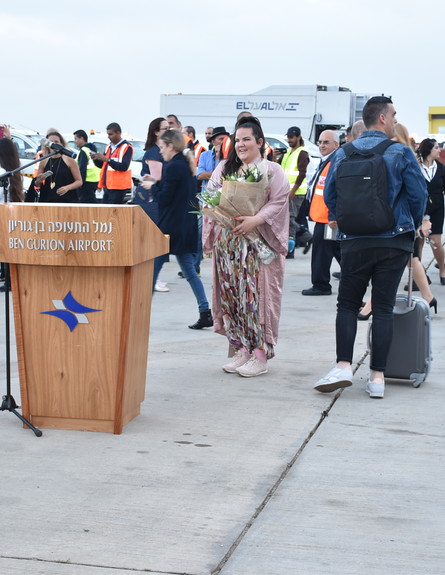 נטע ברזילי נחתה בישראל, מאי 2018 (צילום: צ'ינו פפראצי)
