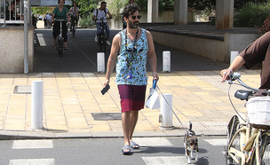 יהודה לוי מטייל עם הכלבה, מאי 2018 (צילום: פול סגל)