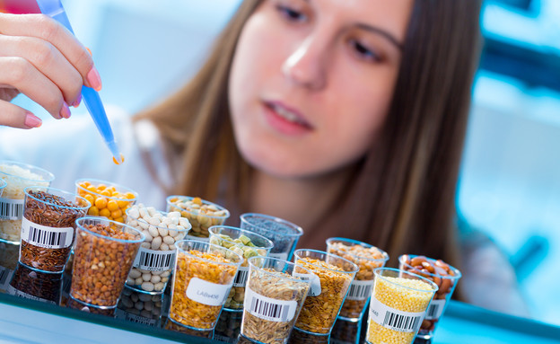 מדענית מזון במעבדה (צילום: science photo, shutterstock)
