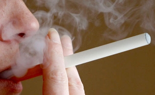 סכנות העישון סיגירה אלקטרונית (צילום: רויטרס)