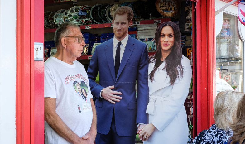 שלט של הנסיך הארי ומייגן מרקל בחנות בווינדזור (צילום: Leon Neal, Getty Images)
