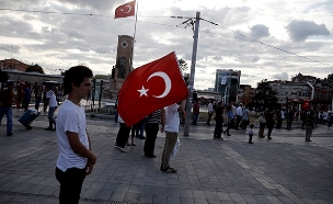צלם "החדשות" הותקף באיסטנבול (צילום: רויטרס)