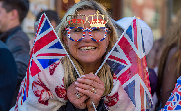 בריטים נרגשים ברחובות וינדזור, היום (צילום: AP)