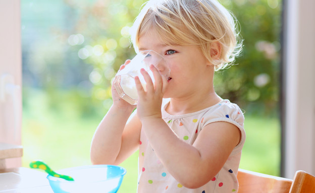 ילדה שותה חלב (צילום: CroMary, shutterstock)