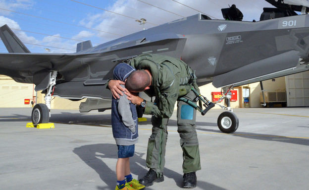 מפקד הטייסת, סא"ל יותם, עם בנו על רקע F-35 (צילום: סליה גריון, בטאון חיל האוויר)