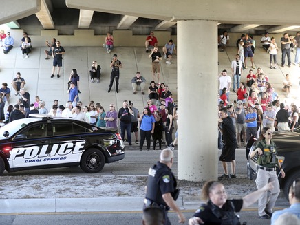 תלמידים ושוטרים בזירת הירי בפלורידה (צילום: AP)