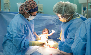 ניתוח קיסרי בבית חולים של הצי האמריקאי בהאיטי (צילום: Brendan Hoffman, Getty Images)