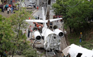 התרסקות מטוס (צילום: טוויטר\The Gulf Today )