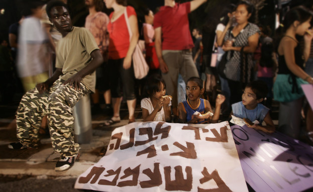 הפגנה של ישראלים ועובדים זרים נגד גירוש הפליטים בתל אביב, 2009 (צילום: אורי לנץ, פלאש 90)
