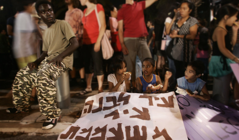 הפגנה של ישראלים ועובדים זרים נגד גירוש הפליטים בתל אביב, 2009 (צילום: אורי לנץ, פלאש 90)