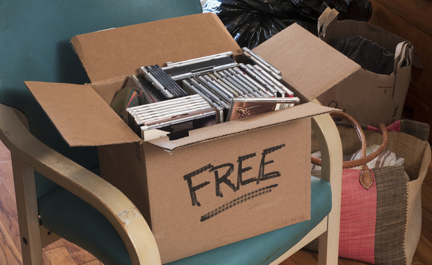 ארגז עם דיסקים למסירה בחינם (צילום: By Dafna A.meron)