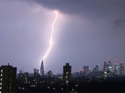 בלילה אחד: 20 אלף ברקים הכו בבריטניה (צילום: רויטרס)