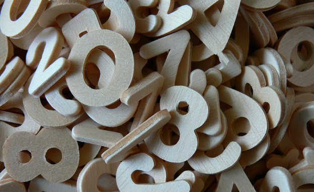 ספרות מעץ מפוזרות על שולחן (צילום: Laineys Repertoire)
