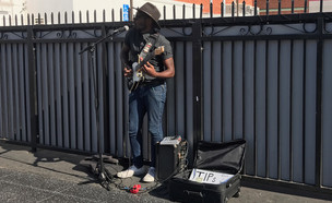 גבר צעיר מנגן ברחוב (צילום: Brian Sterling, shutterstock)